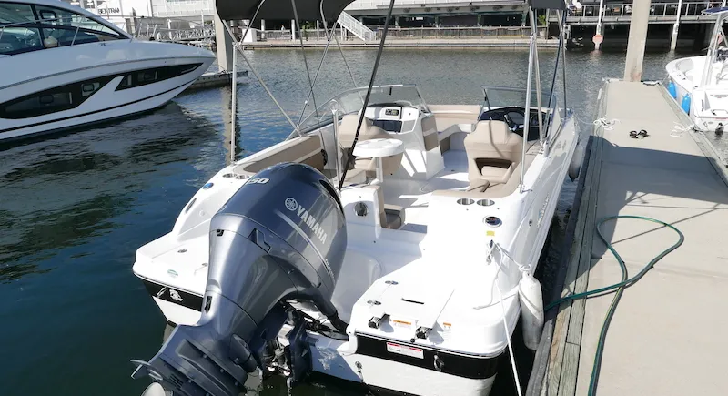 21′ HURRICANE DECK BOAT